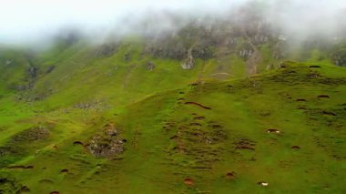  Bulutlarla kaplı sisli yeşil tepeler Drone Görüntüsü