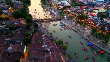 Nehir Havası Görünümünde Renkli Yüzen Pazar.