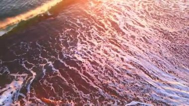 Nazik Okyanus Dalgaları Sandy Shore Drone Manzarasına Yıkıyor.