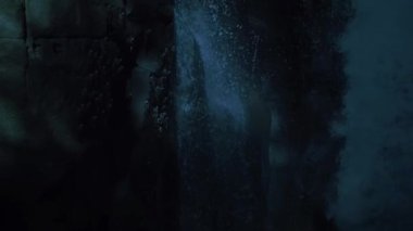 Uzak Şelale Işıklı Karanlık Orman Uçurumu.