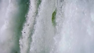 Büyük Şelalenin Dikey Dalışı