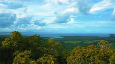 Tropikal denizin güzel mavi gökyüzü ve bulutlarıyla hava manzarası. doğa arkaplanı