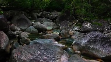 bir dağ dere taşları