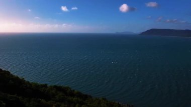 İnsansız hava aracının hava görüntüsü. Kırım 'ın güzel denizleri ve dağları.