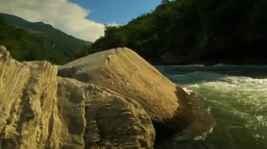 Nehir ve dağlarla dolu güzel bir manzara