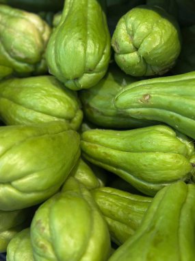 Yığılmış yeşil Chayotes satılık. 
