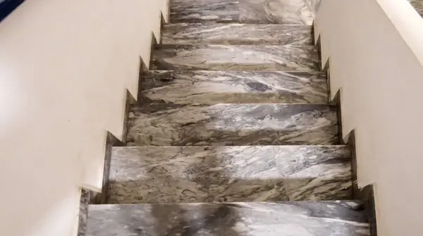 Apartman merdivenleri, gri ve beyaz 