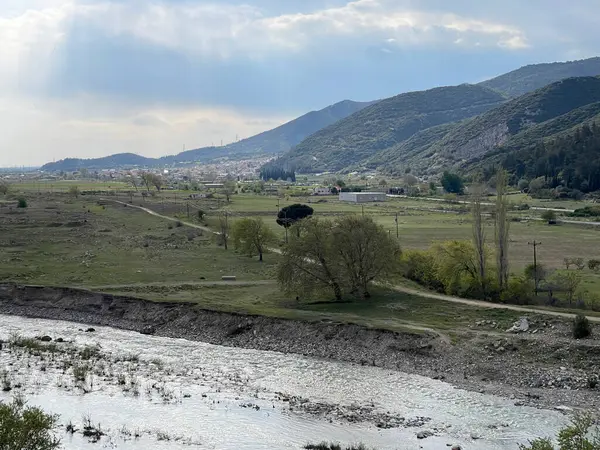 Dağ ve nehir manzarası, panoramik manzara