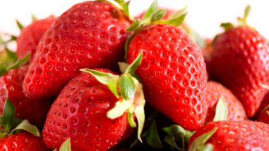 Çilekler, taze olgun çilekler beyaz arka planda izole edilmiş yakın plan