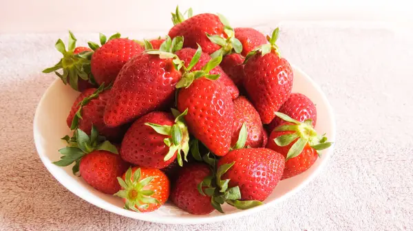 Çilekler, taze olgun çilekler beyaz arka planda izole edilmiş yakın plan