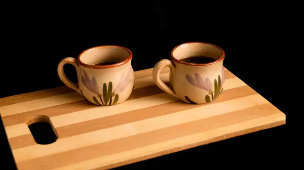 Siyah zemin üzerinde iki Türk kahve fincanı