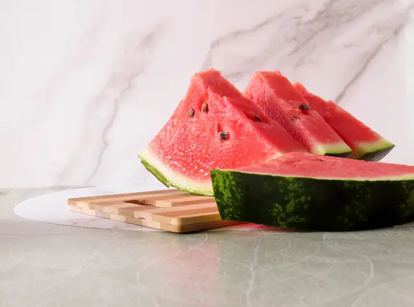 Beyaz arkaplanda karpuz dilimleri