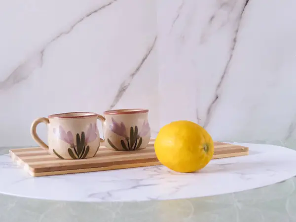 Tahta kesme tahtasındaki limonlu Türk kahve fincanları