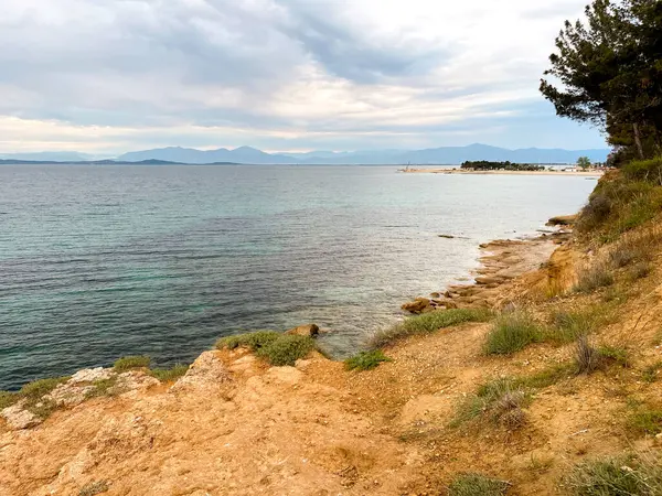 Yumuşak deniz ve gökyüzü ile huzurlu kıyı manzarası