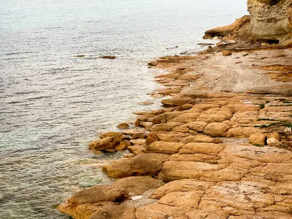 Sakin mavi denizli Rocky kıyı şeridi