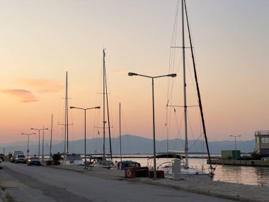 Yelkenli silueti gün batımına karşı