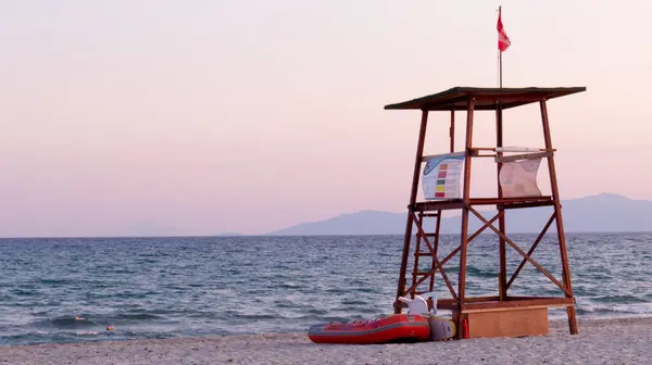 Gün batımında boş cankurtaran kulesinin yakın görüntüsü