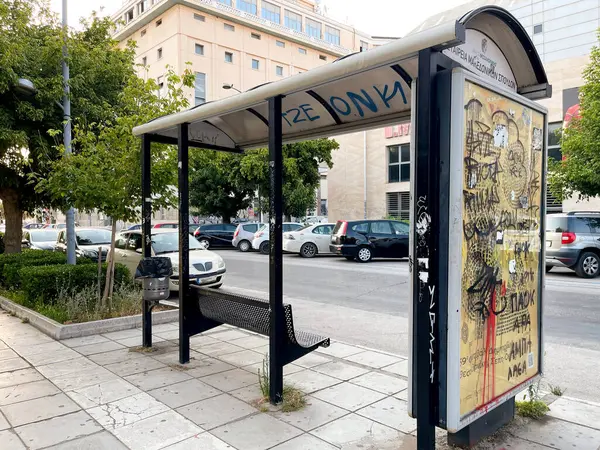 Otobüs durağı, duvarlarında karalamalar ve rastgele işaretler olan.
