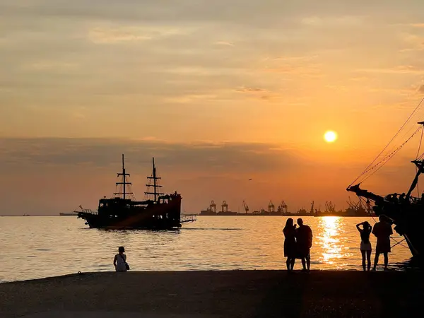 Selanik, Yunanistan 'da denizde romantik bir gün batımı. Seyahat blogları, tebrik kartları, web sitesi başlıkları, kartpostallar, barışçıl tatil temaları için mükemmel bir geçmiş