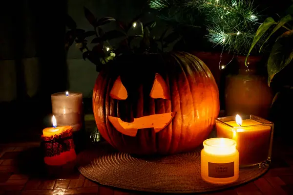 Cadılar Bayramı balkabağı karanlıkta büyüyen yüzü, mumlar sonbahar süslemeleri, ekim ayı için mükemmel, sonbahar festivalleri ve ürkütücü temalar