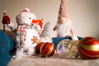 Noel süsleri, bayram süsleri, şenlikli natürmort, Noel arkaplanı, Noel tebrik kartı, rahat bir bayram dekoru.