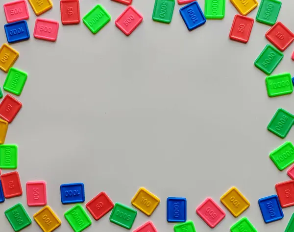 Her biri sayısal değerler taşıyan renkli plastik karoların yukarıdan aşağıya düz görünümü merkezi boş bir uzay etrafında sınır oluşturmak için düzenlenmiştir. Bunlar temel matematiksel kavramları öğrenmede sayıları ve yardımı görsel olarak temsil etmek için tasarlanmıştır..