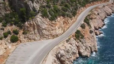 Kristal berraklığında turkuaz suların altın kumla buluştuğu Türkiye 'nin çarpıcı Turkuaz Suları ve Sahili Kaputaları. Yükselen Akdeniz kayalıkları arasında uzanan bu tenha cennet rahatlamak ve doğal güzelliklerden zevk almak için mükemmeldir.