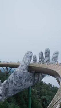 Da Nang 'daki Altın Köprü, Tanrı' nın ellerini gökyüzünde tutan bu muhteşem mimari şaheser dağlardan yükselen iki dev taş el tarafından tutuluyor.