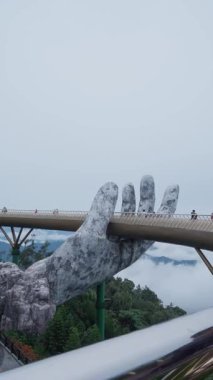 Da Nang 'daki Altın Köprü, Tanrı' nın ellerini gökyüzünde tutan bu muhteşem mimari şaheser dağlardan yükselen iki dev taş el tarafından tutuluyor.