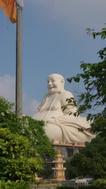 Saigon vietnam Ho Chi Minh şehrinin ışıldayan siluetini seyret gemiler nehir boyunca süzülerek modern gökdelenler ve canlı şehir yaşamının mükemmel bir karışımını oluşturuyor. Vietnam 'ı keşfeden gezginler için görülmesi gereken bir yer.