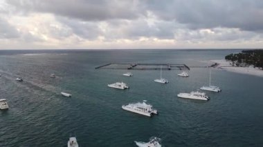 Dominik Cumhuriyeti Plajı 'ndaki Tropik Cennet, Tekneler, Adalar ve Koloni Mimarisi seyahat, turizm ve yaşam tarzı görselleri için idealdir.