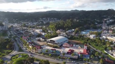 Dominik Cumhuriyeti Plajı 'ndaki Tropik Cennet, Tekneler, Adalar ve Koloni Mimarisi seyahat, turizm ve yaşam tarzı görselleri için idealdir.