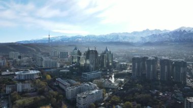 Almatı, Kazakistan Kok Tobe, Dağlar, Gökdelenler ve Simgeler Şehri