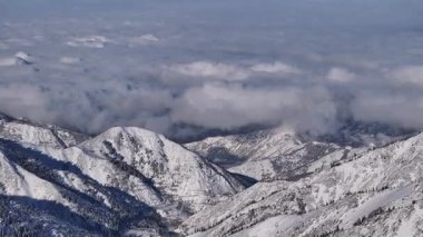 Shymbulak Kayak Merkezi ve Cable Car Snowboardcuları ve Rocky Dağları Almatı, Kazakistan, Turizm, ekstrem sporlar ve Alp keşif temaları. Engebeli tepeler ve karlı yamaçlar Kazakistan 'ın dağlık arazisinin güzelliğini vurguluyor.