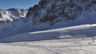 Shymbulak Kayak Merkezi ve Cable Car Snowboardcuları ve Rocky Dağları Almatı, Kazakistan, Turizm, ekstrem sporlar ve Alp keşif temaları. Engebeli tepeler ve karlı yamaçlar Kazakistan 'ın dağlık arazisinin güzelliğini vurguluyor.