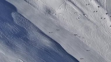 Shymbulak Kayak Merkezi ve Cable Car Snowboardcuları ve Rocky Dağları Almatı, Kazakistan, Turizm, ekstrem sporlar ve Alp keşif temaları. Engebeli tepeler ve karlı yamaçlar Kazakistan 'ın dağlık arazisinin güzelliğini vurguluyor.