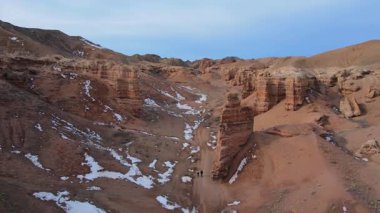 Charyn Kanyonu, Kazakistan Şaşırtıcı Doğal Harikalar ve Macera Varış Yeri. Görkemli kaya oluşumları, derin geçitler ve nefes kesici manzaralar. Yürüyüşçüler, fotoğrafçılar ve macera arayanlar için bir cennet.