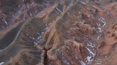 Charyn Kanyonu, Kazakistan Şaşırtıcı Doğal Harikalar ve Macera Varış Yeri. Görkemli kaya oluşumları, derin geçitler ve nefes kesici manzaralar. Yürüyüşçüler, fotoğrafçılar ve macera arayanlar için bir cennet.