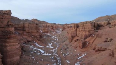 Charyn Kanyonu, Kazakistan Şaşırtıcı Doğal Harikalar ve Macera Varış Yeri. Görkemli kaya oluşumları, derin geçitler ve nefes kesici manzaralar. Yürüyüşçüler, fotoğrafçılar ve macera arayanlar için bir cennet.