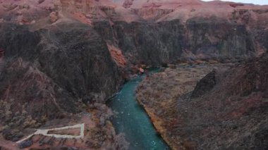 Charyn Kanyonu, Kazakistan Şaşırtıcı Doğal Harikalar ve Macera Varış Yeri. Görkemli kaya oluşumları, derin geçitler ve nefes kesici manzaralar. Yürüyüşçüler, fotoğrafçılar ve macera arayanlar için bir cennet.