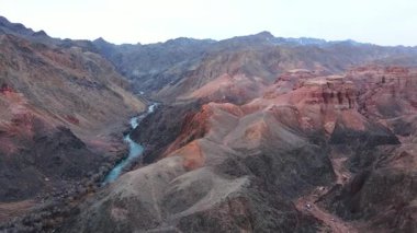 Charyn Kanyonu, Kazakistan Şaşırtıcı Doğal Harikalar ve Macera Varış Yeri. Görkemli kaya oluşumları, derin geçitler ve nefes kesici manzaralar. Yürüyüşçüler, fotoğrafçılar ve macera arayanlar için bir cennet.