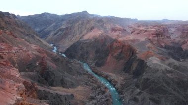 Charyn Kanyonu, Kazakistan Şaşırtıcı Doğal Harikalar ve Macera Varış Yeri. Görkemli kaya oluşumları, derin geçitler ve nefes kesici manzaralar. Yürüyüşçüler, fotoğrafçılar ve macera arayanlar için bir cennet.