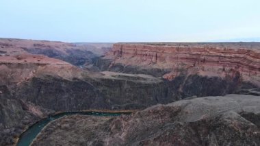 Charyn Kanyonu, Kazakistan Şaşırtıcı Doğal Harikalar ve Macera Varış Yeri. Görkemli kaya oluşumları, derin geçitler ve nefes kesici manzaralar. Yürüyüşçüler, fotoğrafçılar ve macera arayanlar için bir cennet.