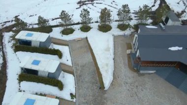 Dağ Dağları 'ndaki Modüler Eko Lodge' lar, Doğa Ravelers sakinlik, rahatlık ve açık havada büyüleyici bir deneyim arıyor. Çevre turizmi, cazibe ve kış inzivaları için ideal.