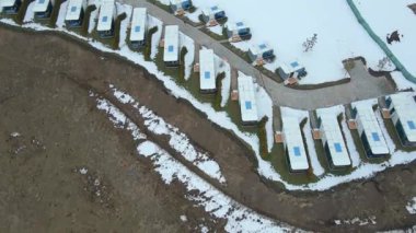 Dağ Dağları 'ndaki Modüler Eko Lodge' lar, Doğa Ravelers sakinlik, rahatlık ve açık havada büyüleyici bir deneyim arıyor. Çevre turizmi, cazibe ve kış inzivaları için ideal.