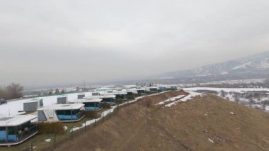 Dağ Dağları 'ndaki Modüler Eko Lodge' lar, Doğa Ravelers sakinlik, rahatlık ve açık havada büyüleyici bir deneyim arıyor. Çevre turizmi, cazibe ve kış inzivaları için ideal.