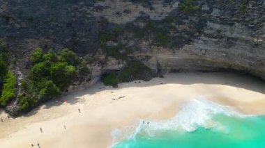 Kelingking Sahilinde Güçlü Okyanus Dalgaları, Nusa Penida, Bali, Endonezya