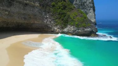 Kelingking Sahilinde Güçlü Okyanus Dalgaları, Nusa Penida, Bali, Endonezya