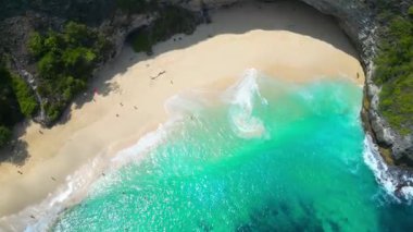 Kelingking Sahilinde Güçlü Okyanus Dalgaları, Nusa Penida, Bali, Endonezya