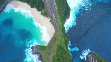 Kelingking Sahilinde Güçlü Okyanus Dalgaları, Nusa Penida, Bali, Endonezya